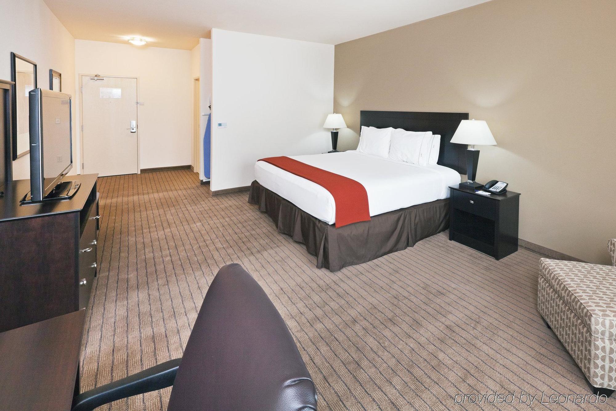 Hotel Holiday Express & Airport By Ihg 2*